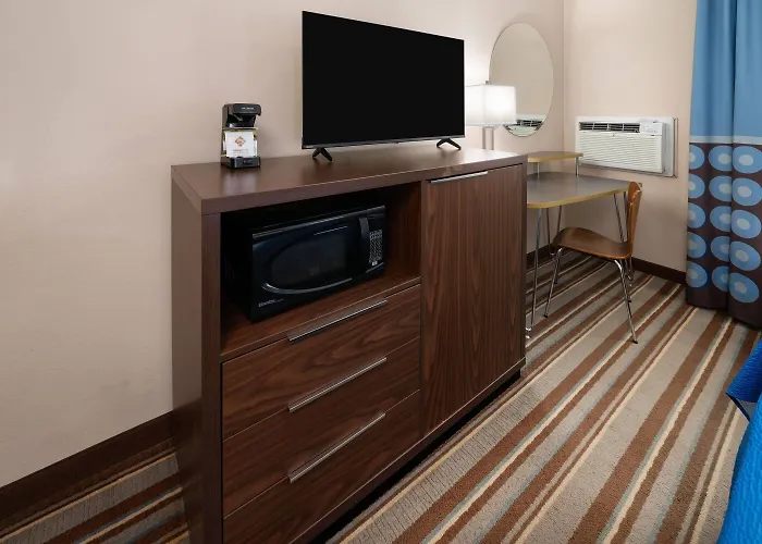 Super 8 By Wyndham Longmont/Twin Peaks